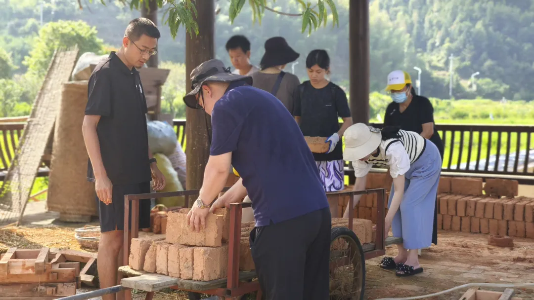 在板车上整齐地摆放土砖