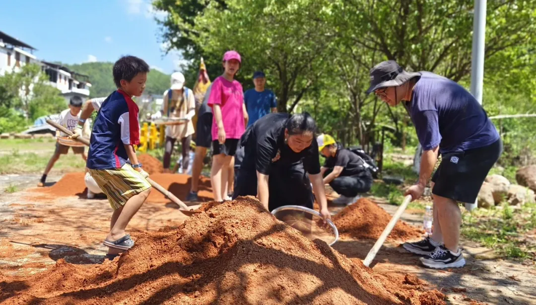 高能量的小朋友体验铁锹的杠杆原理