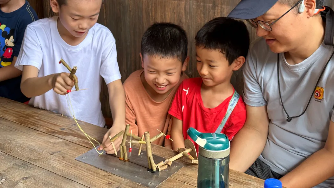 孩子们超爱的本地原生态赛博朋克机器人——竹节人游戏